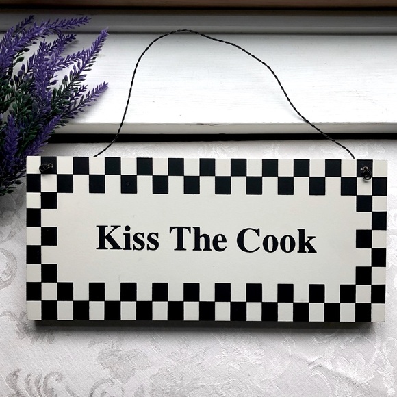 💋Kiss The Cook Checkered Wall Hanging - Picture 2 of 6